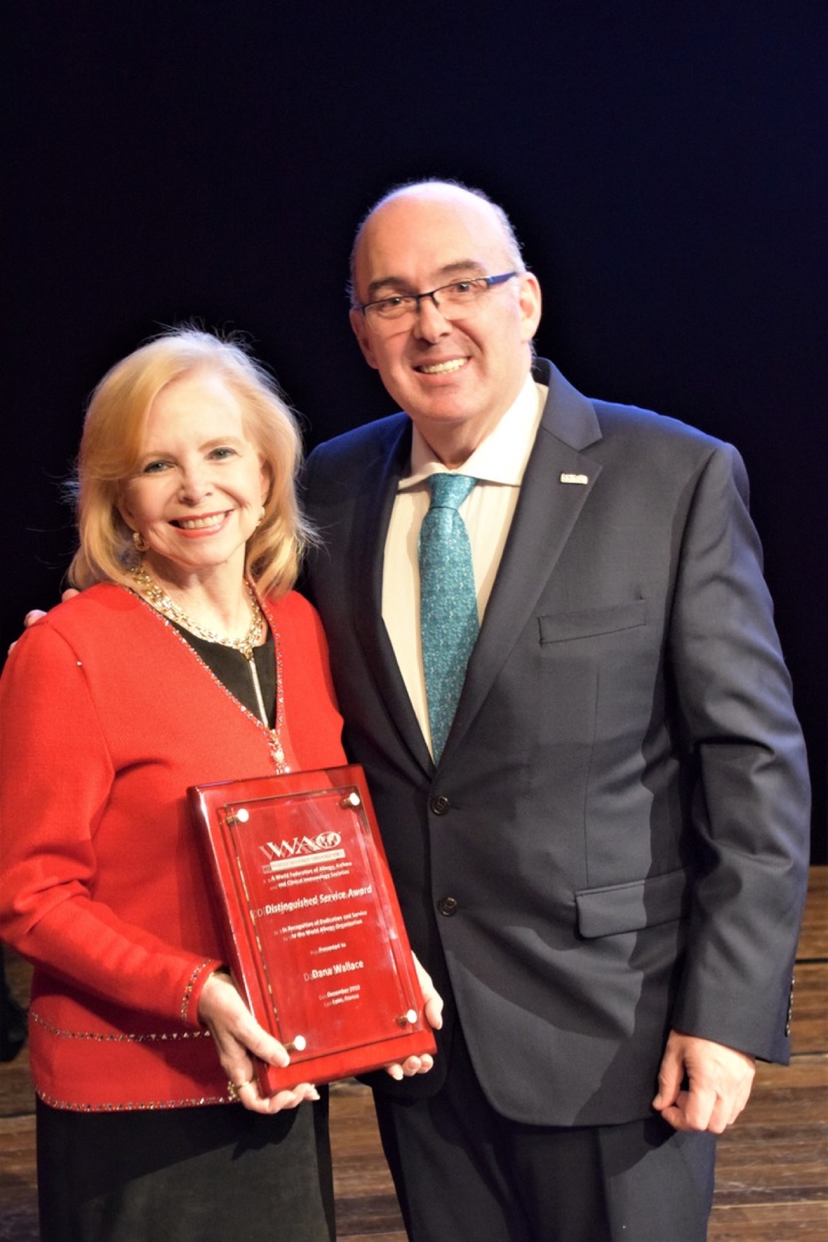 Dana Wallace receiving the World Allergy Organization Distinguished Service Award